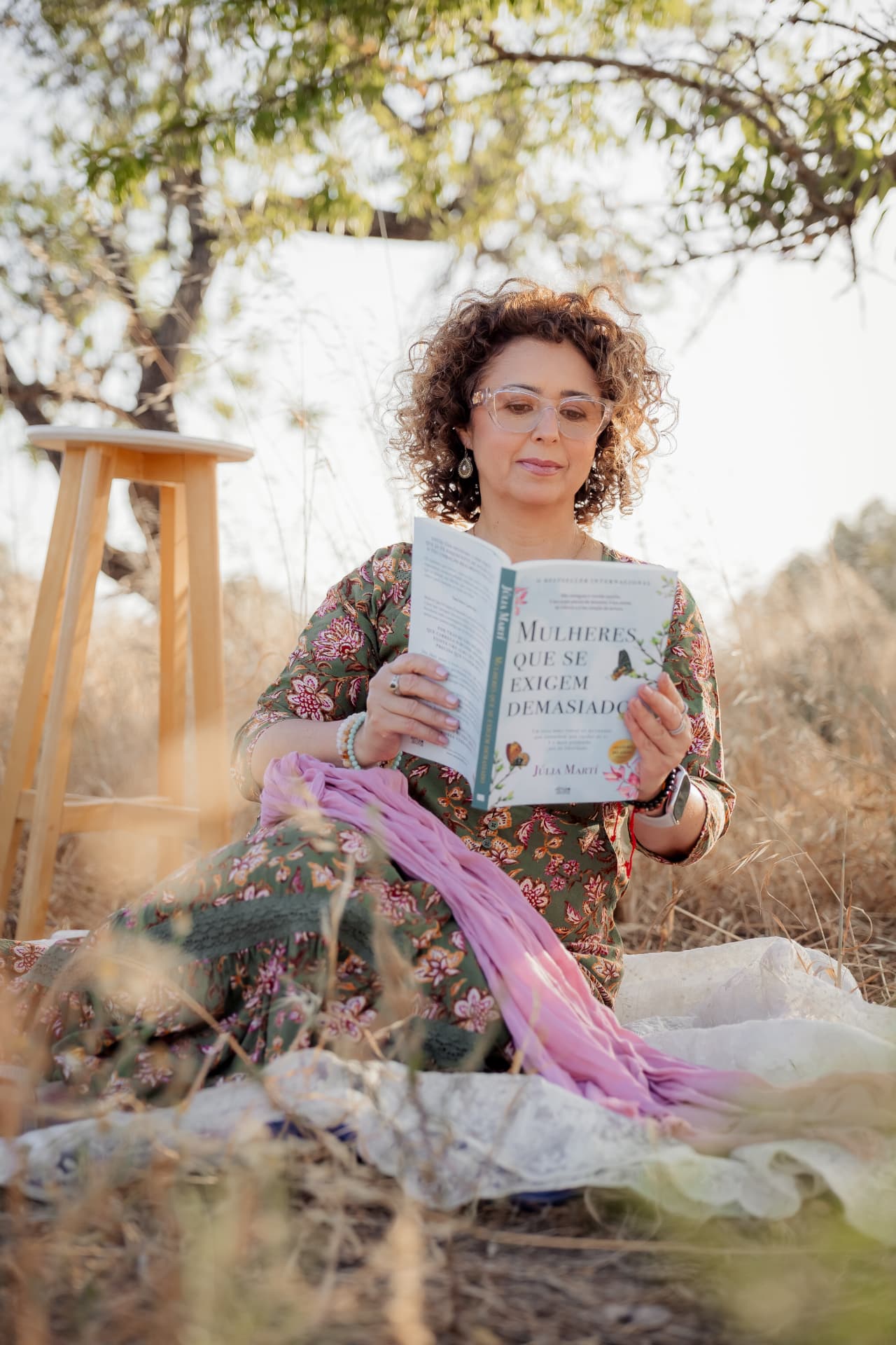 Mónica Haigh a ler ao ar livre